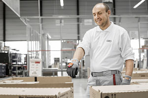 Scanner-gloves make work easier for international logistics employees at the Audi plant in Ingolstadt: For the worldwide dispatch of car components, they use the “ProGlove” by the name of “Mark” with its embedded barcode scanner.