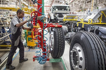This development of simple but effective delivery of the wheels to the assembly line has been shared with Daimler’s global network