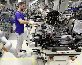 Golf Produktion im Werk Wolfsburg ? Mensch und Roboter arbeiten Hand in Hand