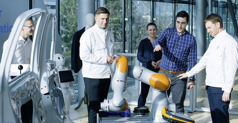 Innovative Sensorjacke trainiert Industrieroboter: Gl‰serne Manufaktur vereinbart Zusammenarbeit mit Dresdner Startup Wandelbots